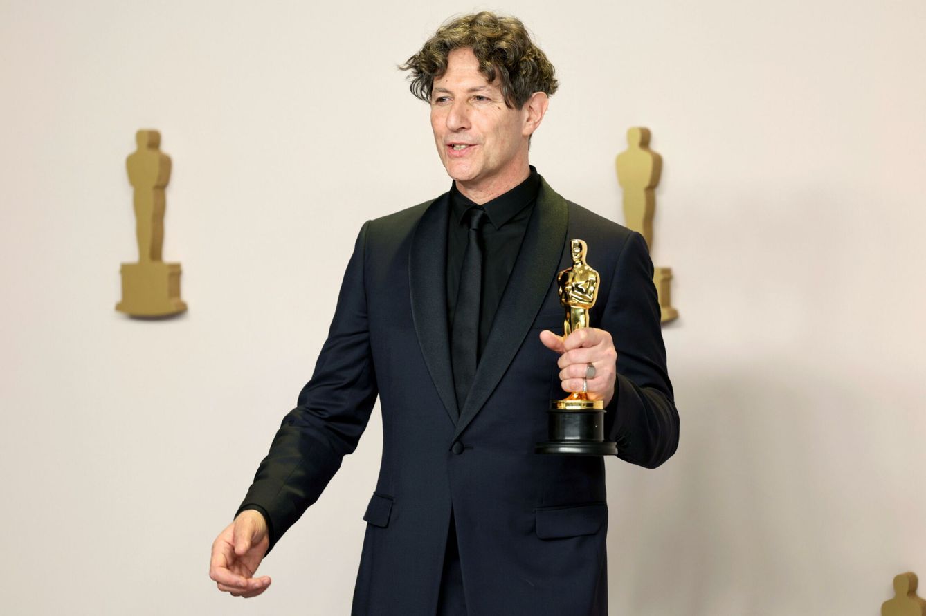 El director Jonathan Glazer con el Oscar a la mejor película extranjera ganado por 'La zona de interés'. (EFE/Allison Dinner)
