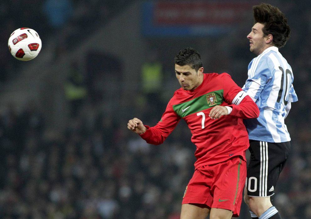 Foto: Crisitiano y Messi pugnan por un balón durante su único enfrentamiento con sus selecciones, en febrero de 2011.  