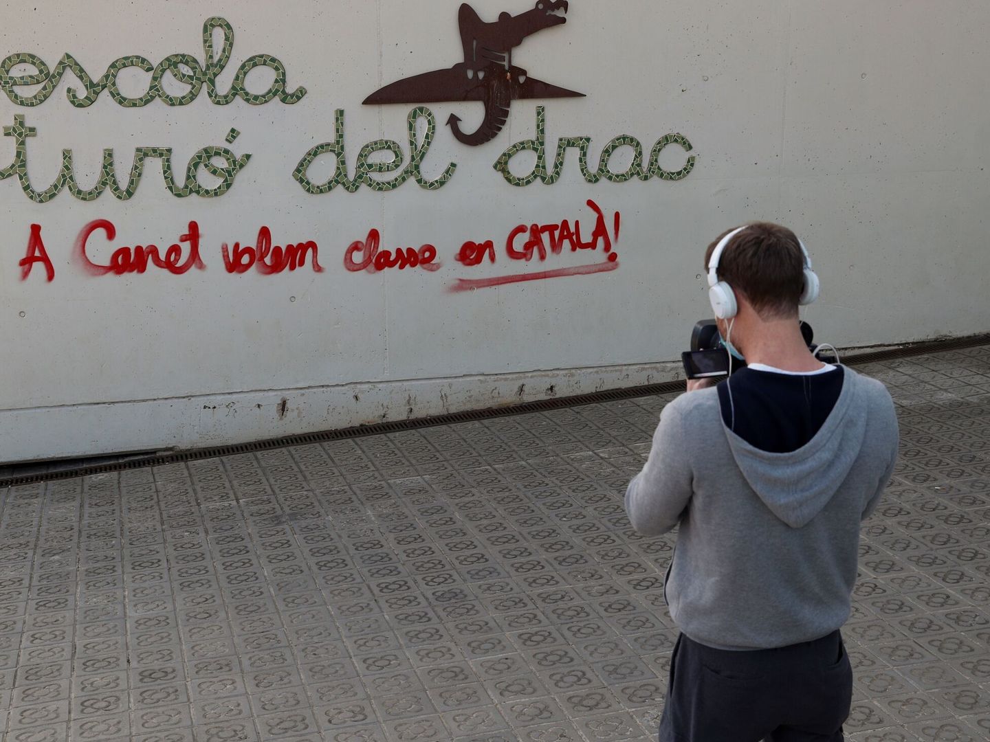 Un operador de TV toma imágenes en la escuela Turó del Drac de Canet de Mar (Barcelona). (EFE/Alejandro García)