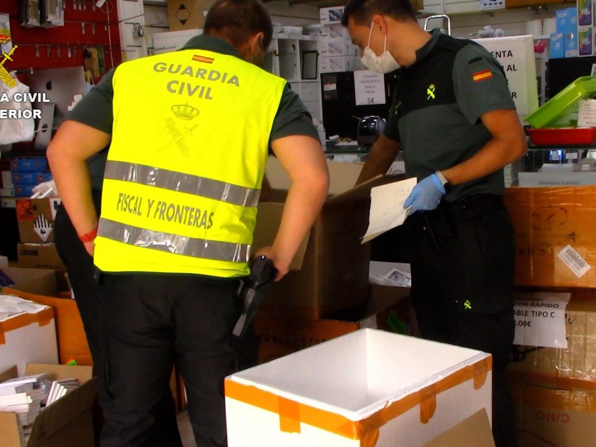 Foto: La Guardia Civil interviene en el polígono Cobo Calleja, en una imagen de archivo. (EFE)