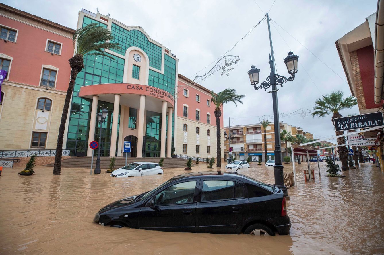 Varios coches atrapados por en el agua a causa de las fuertes lluvias caídas a finales de 2019 en Campo de Cartagena, Murcia (EFE)
