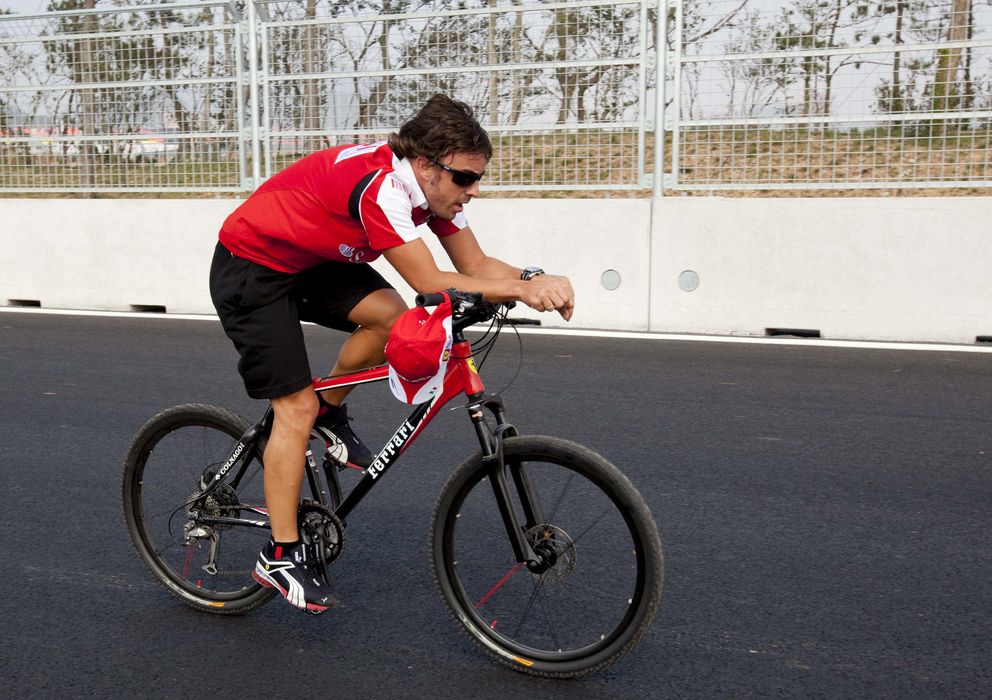 Foto: Fernando Alonso finalmente no entrará en el mundo del ciclismo este año de la mano de Euskaltel.