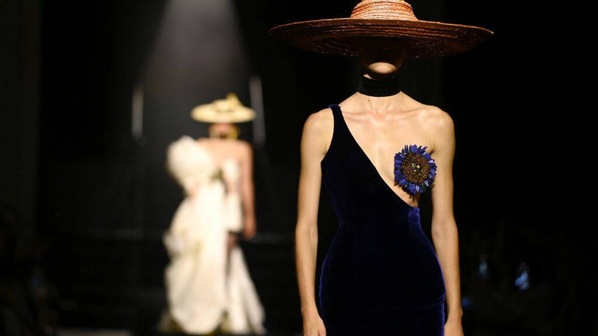 La alta costura de Schiaparelli revisiona el vestido 'rompecuellos' de Bella Hadid 