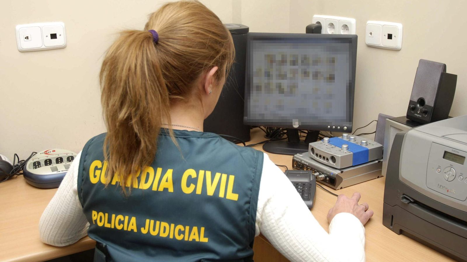 Foto: Los problemas para conciliar se perfilan como el motivo del importante absentismo laboral femenino en la Guardia Civil. (EFE)