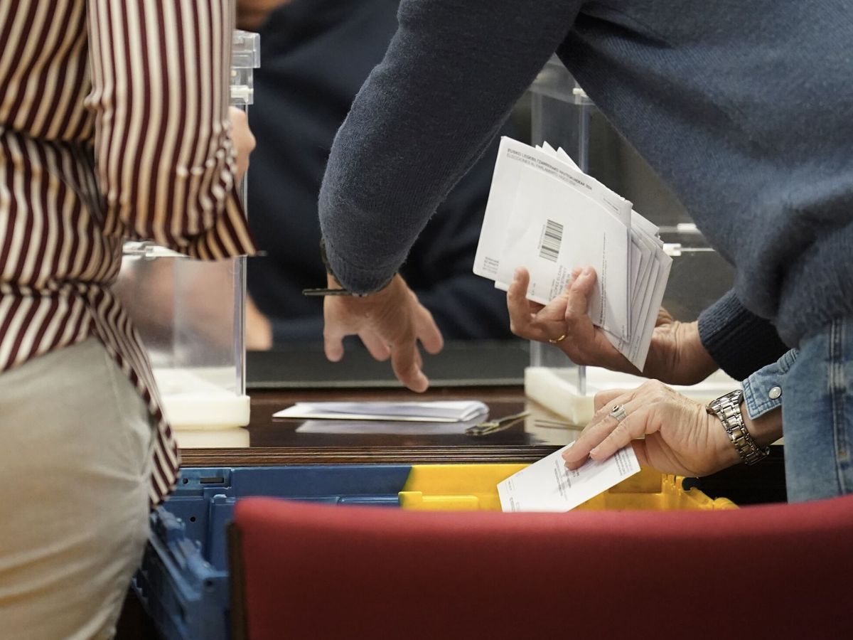 Foto: Recuento del voto CERA en las pasadas elecciones vascas. (Europa Press)