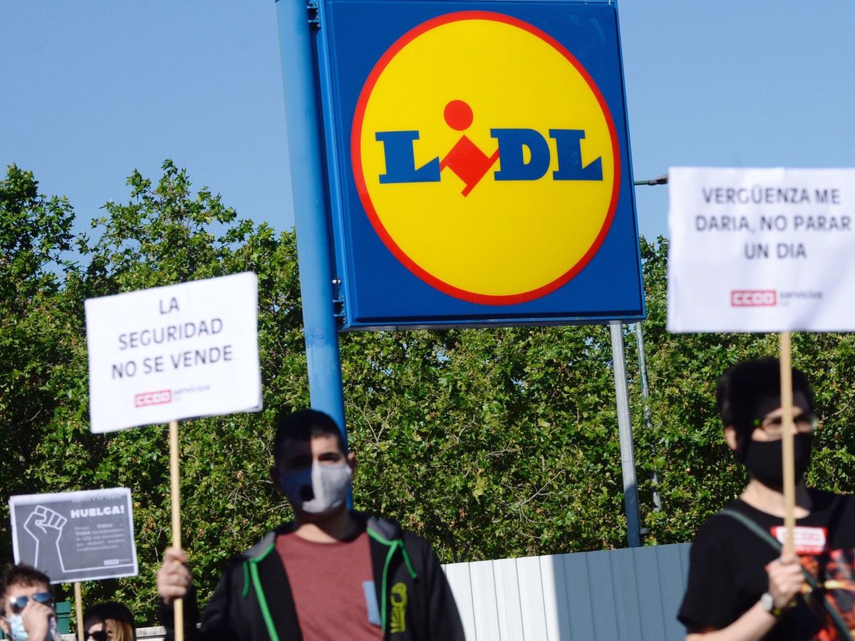 Foto: Varios trabajadores protestan a las puertas de un supermercado de la cadena Lidl, en el centro de Valladolid. (EFE)