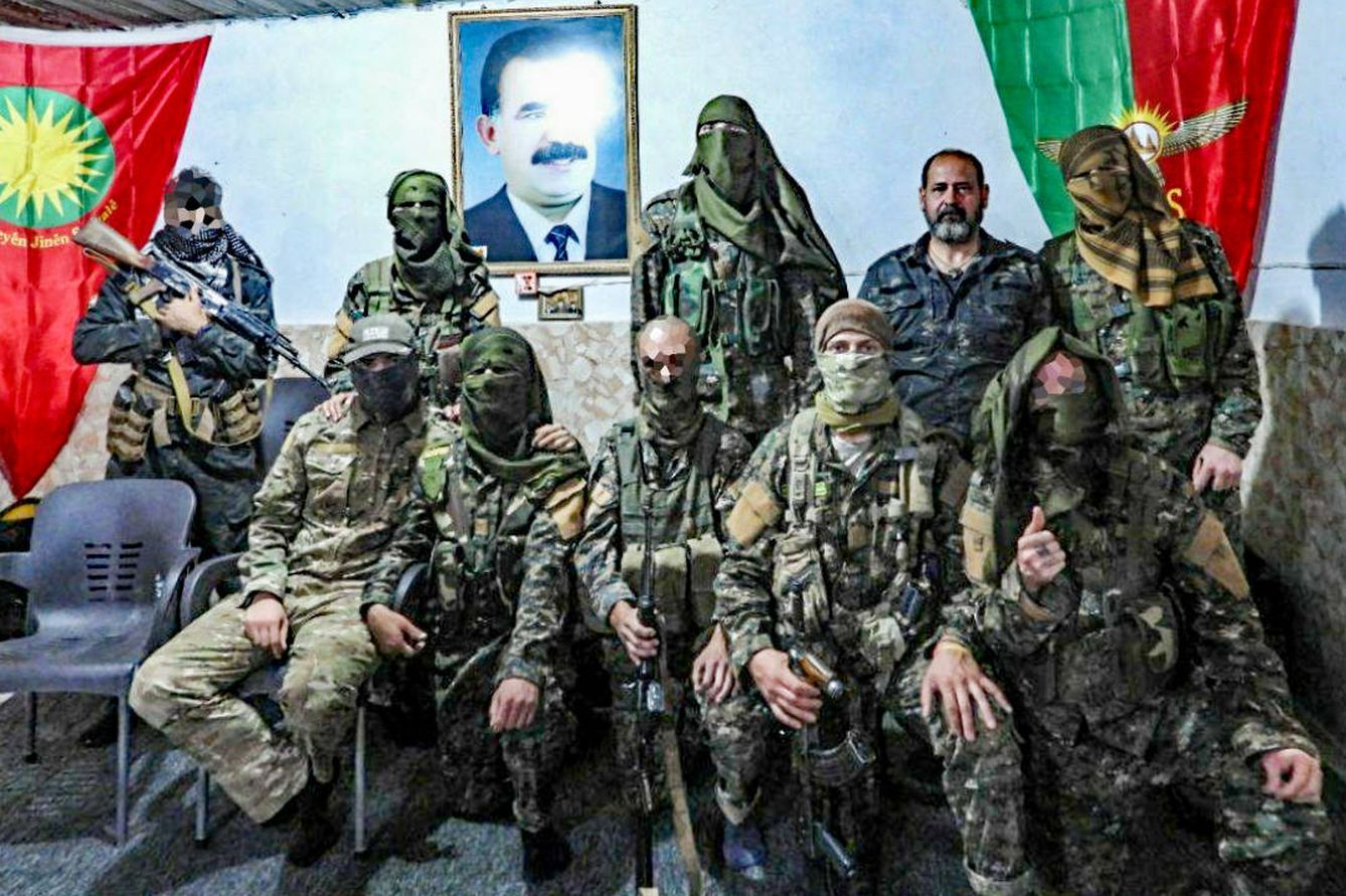 Bahuz Sores, junto al resto de la unidad internacional de la guerrilla del YBS, en el interior de una cueva.