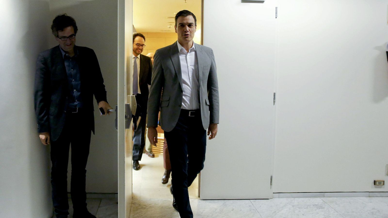 Foto: El candidato socialista a la investidura, Pedro Sánchez, después de reunirse con Pablo Iglesias, el pasado 5 de febrero en el Congreso. (EFE)
