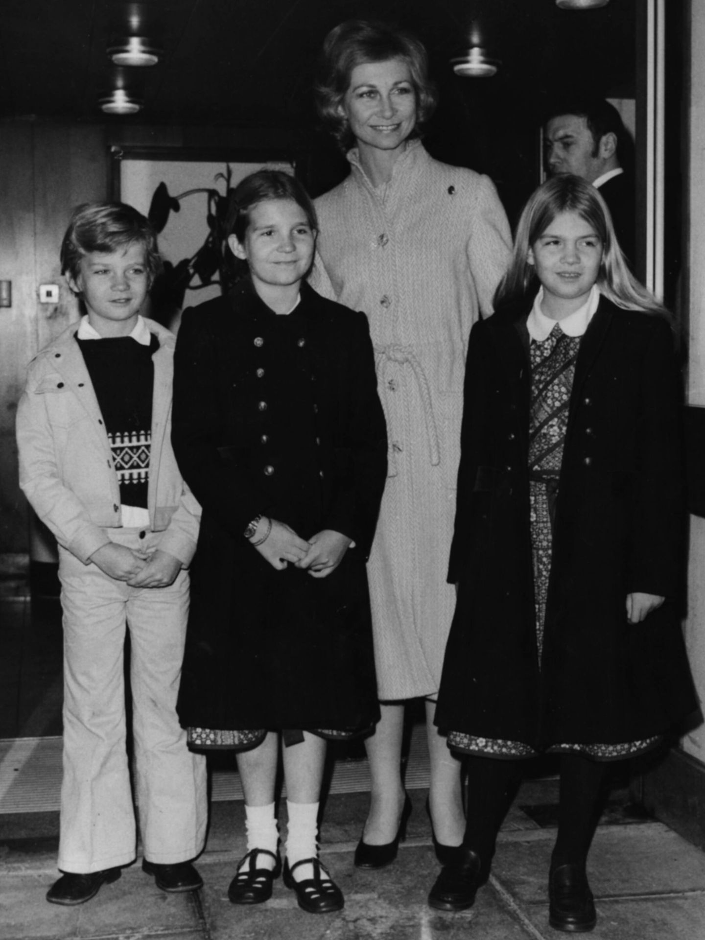 La reina Sofía, con sus hijos en el aeropuerto de Heathrow al volver de Nueva Delhi en 1976. (Getty/Hulton Archive)