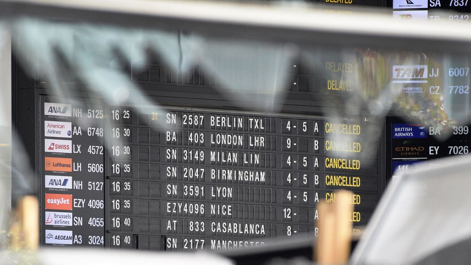 Foto: Una ventana rota del aeropuerto internacional de Bruselas. (Reuters)