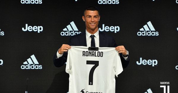 Foto: Cristiano Ronaldo posando con su nueva camiseta. (Foto: Juventus)