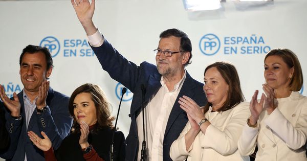 Foto: El presidente del Gobierno, Mariano Rajoy, en el balcón de Génova en diciembre de 2015. (EFE)