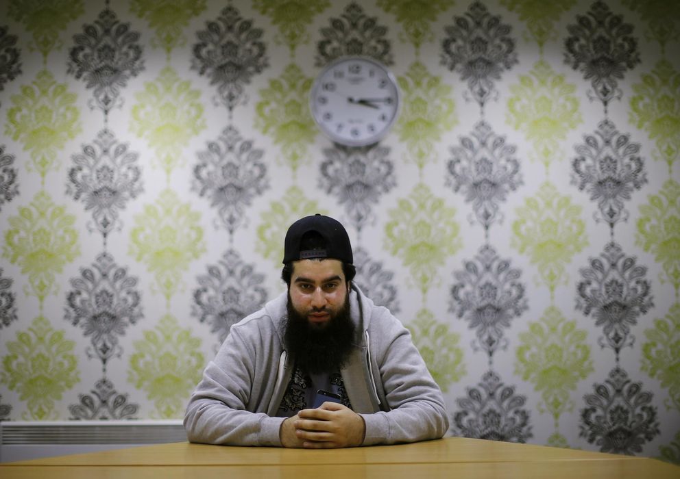 Foto: Waseem Iqbal posa para una fotografía en su casa de Birmingham, la segunda ciudad de Inglaterra, en noviembre de 2014 (Reuters).