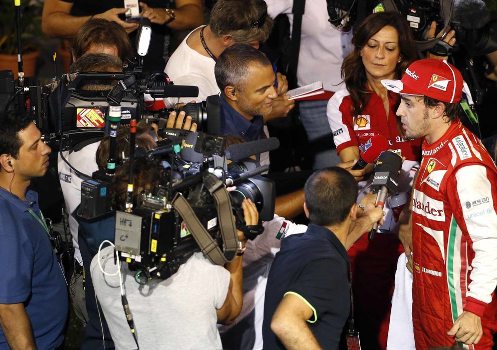 Foto: Fernando Alonso atendiendo a los medios tras la clasificación.