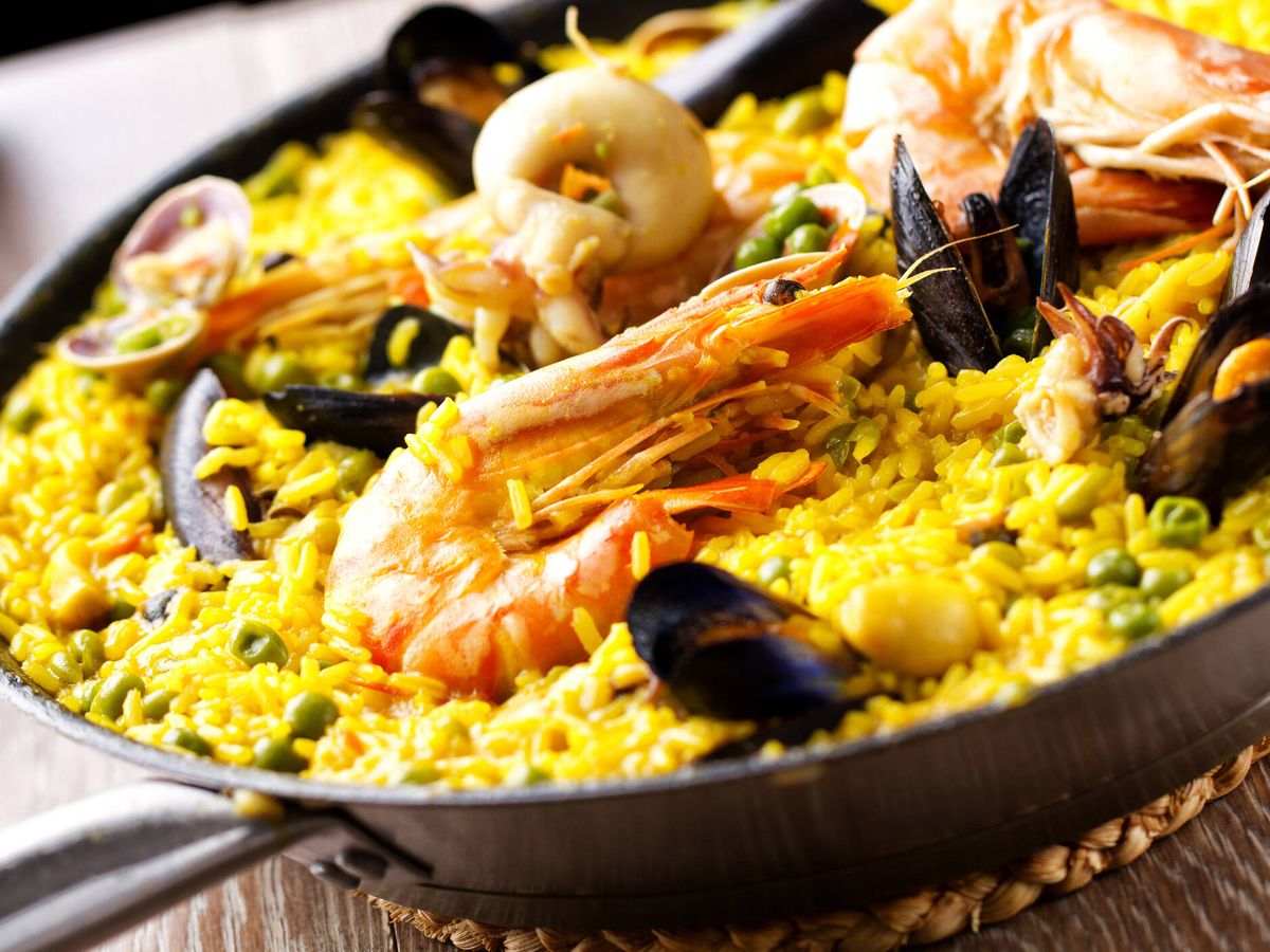 Foto: Un catering comparte esta paella para 40 personas y los españoles estallan indignados: "No es paella, es arroz inclusivo" (iStock)