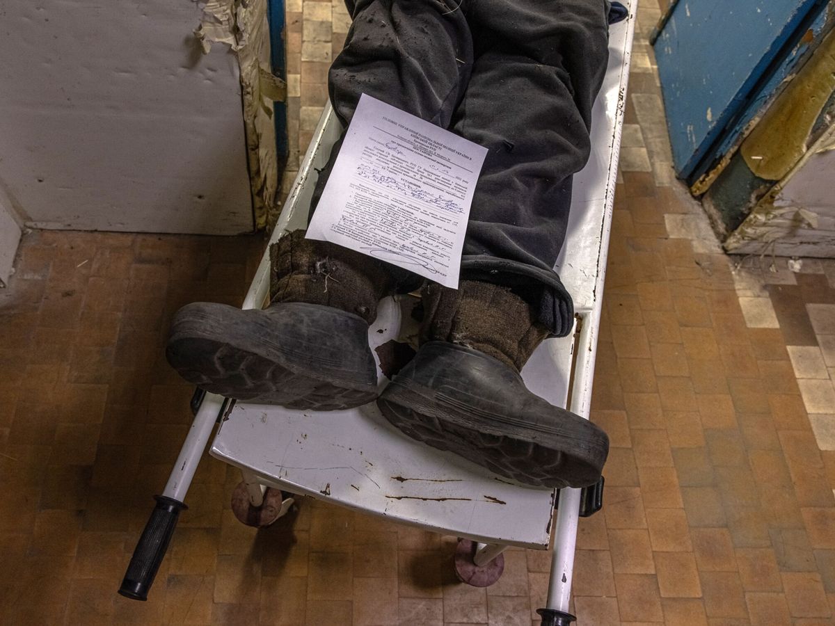Foto: Cuerpo de un civil muerto en la región de Kiev. (EFE/Roman Pilipey)