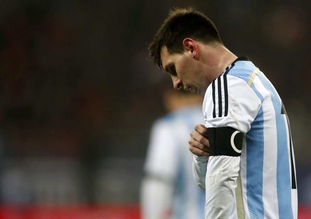 Foto: Leo Messi, cabizbajo tras vomitar en el partido que enfrentó a Argentina y Rumanía.