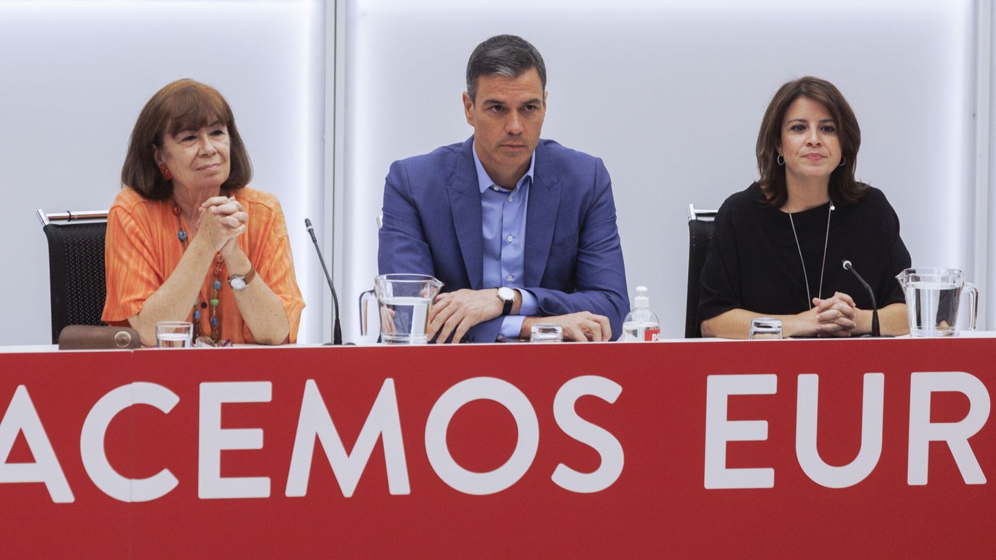  La presidenta del PSOE, Cristina Narbona; el secretario general del PSOE, Pedro Sánchez, y la vicesecretaria Adriana Lastra. (EFE/Sergio Pérez)