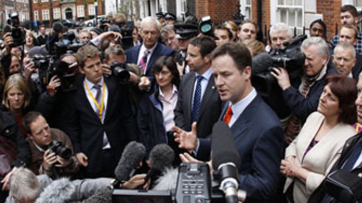 Brown intenta seducir a Clegg, pero el liberal ofrece su apoyo a Cameron