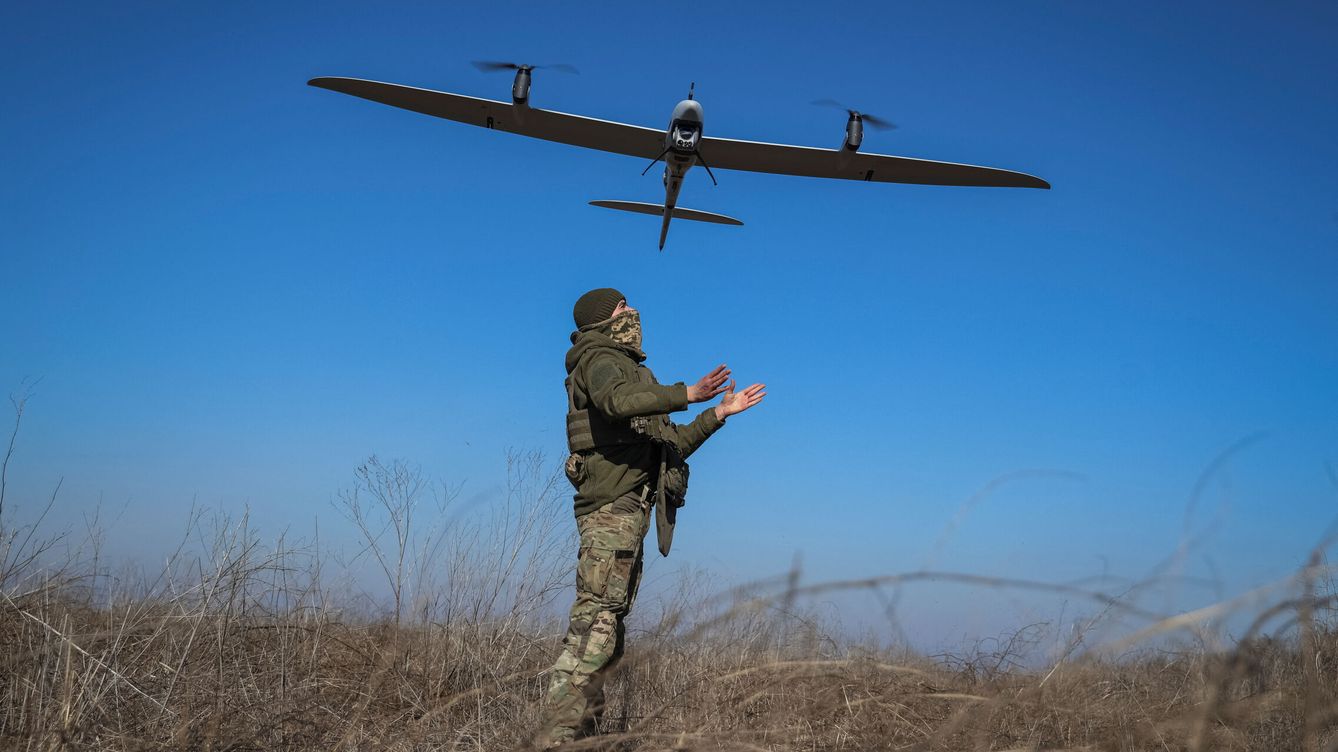 Foto: Un militar ucraniano lanza un dron de reconocimiento de alcance medio tipo Vector para sobrevolar posiciones de tropas rusas. (Reuters/Oleksandr Ratushniak)