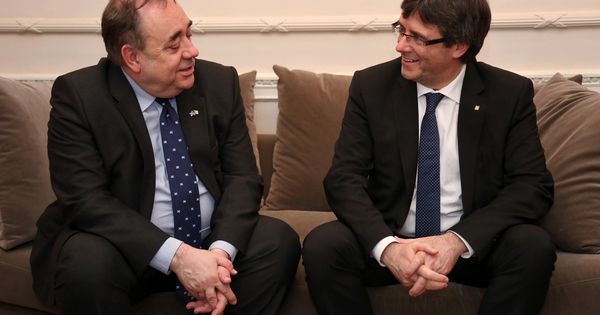 Foto: Puigdemont con Alex Salmond, exministro de Escocia. (EFE)