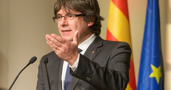 Foto: El expresidente de la Generalitat catalana Carles Puigdemont interviene durante el acto que 200 alcaldes independentistas celebraron en Bruselas. (EFE)