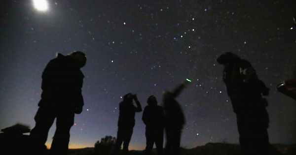 Foto: Un grupo de personas busca ovnis en el desierto de Arizona (Reuters).