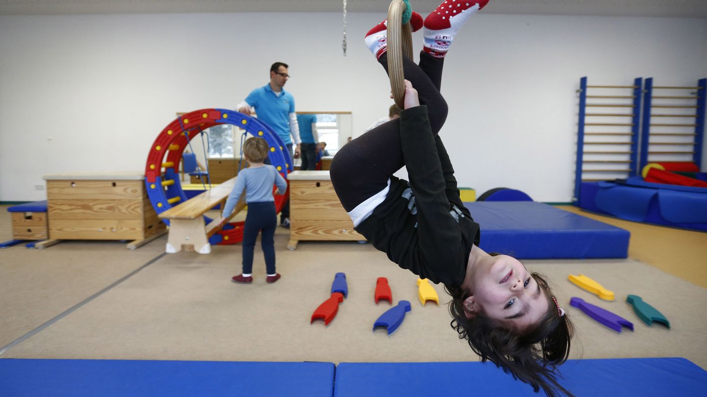 Sophie, de tres años de edad, practica gimnasia en una clase en Hanau (Reuters).