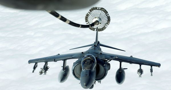 Foto: Un Harrier AV-8B repuesta en vuelo durante una misión de bombardeo de la coalición internacional contra el ISIS, en marzo de 2017. (Reuters)