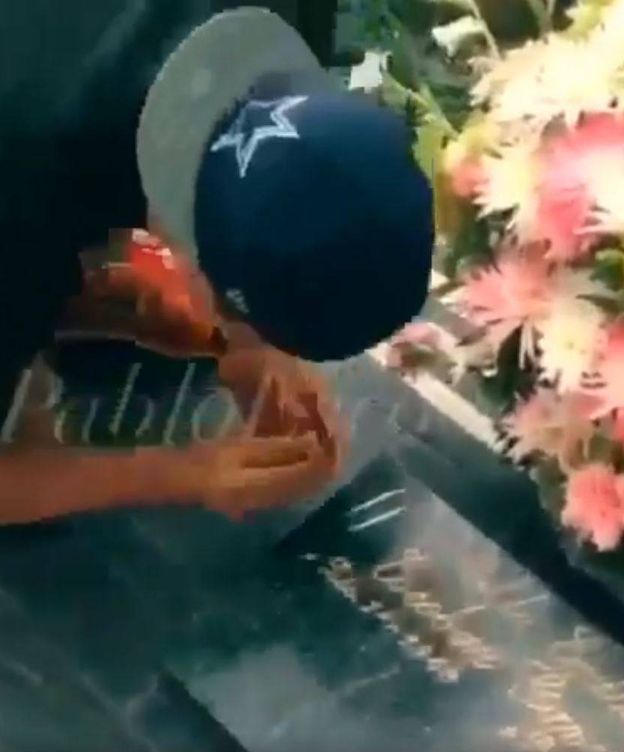Foto: Varios turistas se han grabado drogándose en la tumba de Escobar (@PabloEscobarJr)