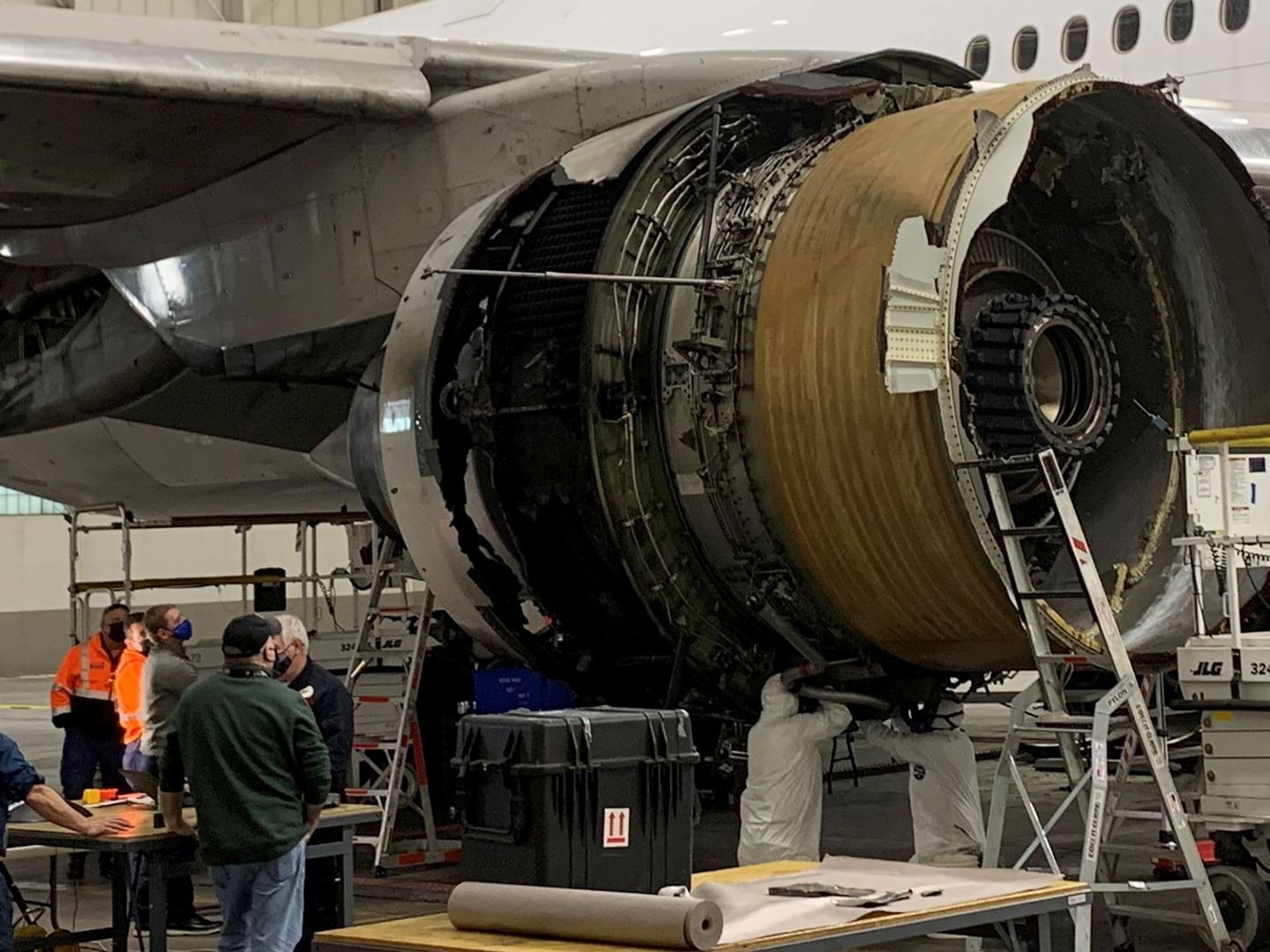 El motor dañado del vuelo 328 de United Airlines. (Reuters)
