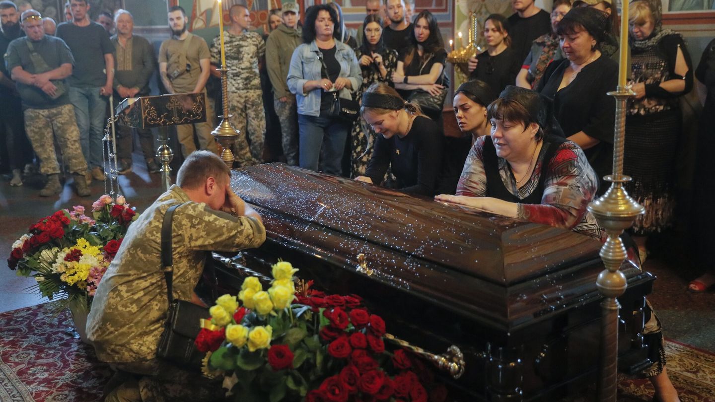 Funeral de un militar ucraniano. (EFE/Sergey Dolzhenko) 