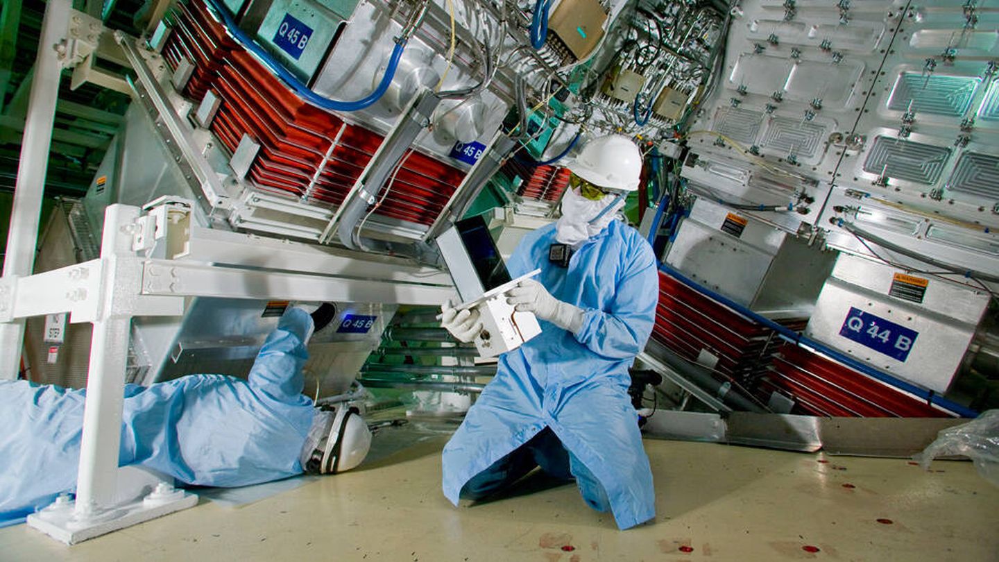 Los técnicos del Laboratorio Nacional Lawrence Livermore John Hollis (derecha) y Jim McElroy instalando una cámara de control en la cámara de fusión en enero de 2009.