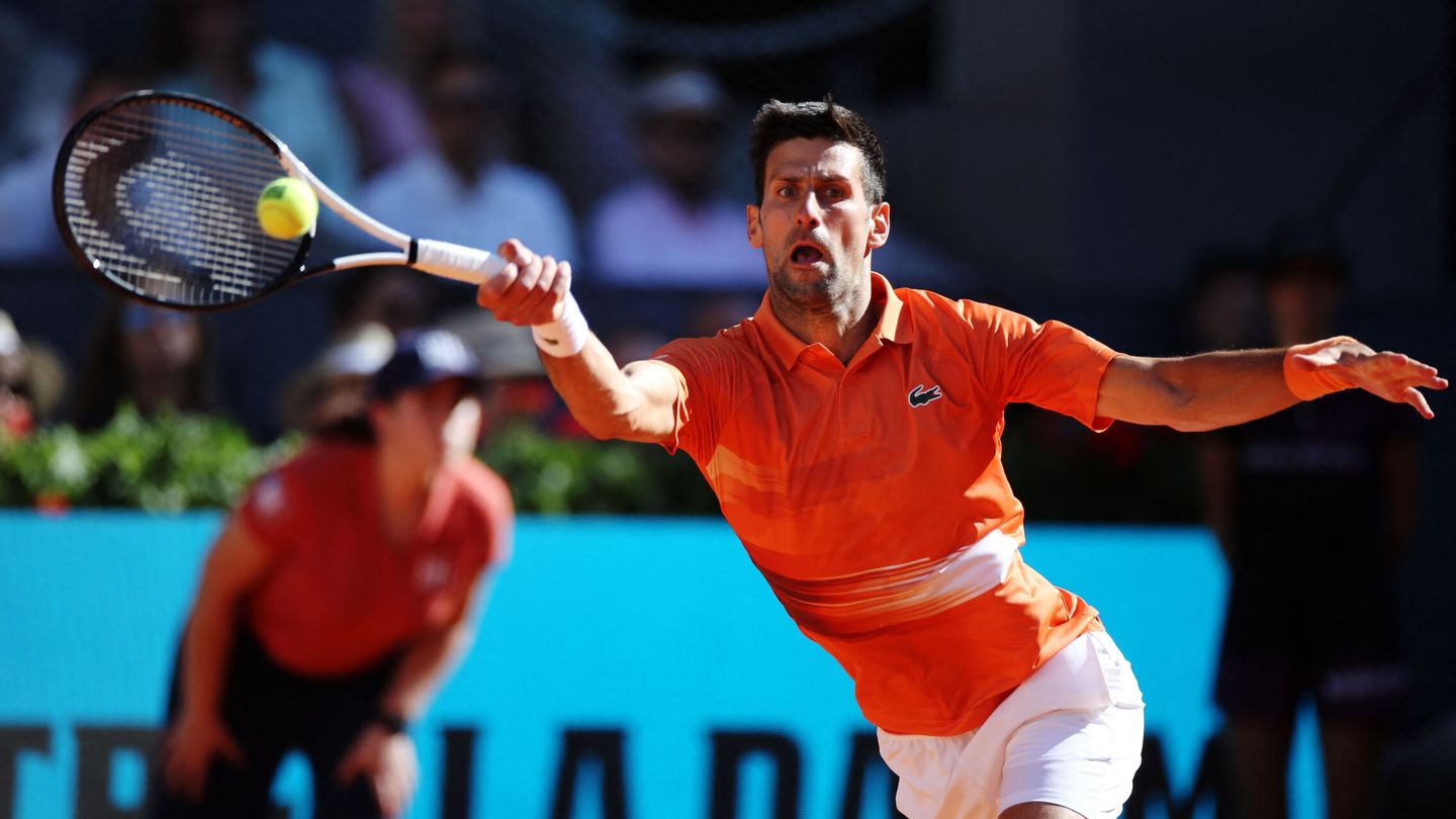 Djokovic llega con dificultad a la pelota. (Reuters/Isabel Infantes)