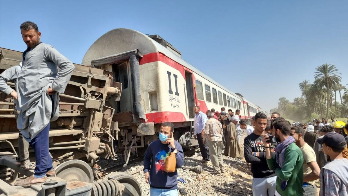 Al menos 19 muertos y un centenar de heridos en un choque de trenes en Egipto