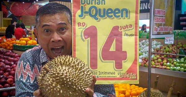 Foto: Una persona se fotografía con uno de los duriáns junto al precio de la pieza (Foto: Instagram)