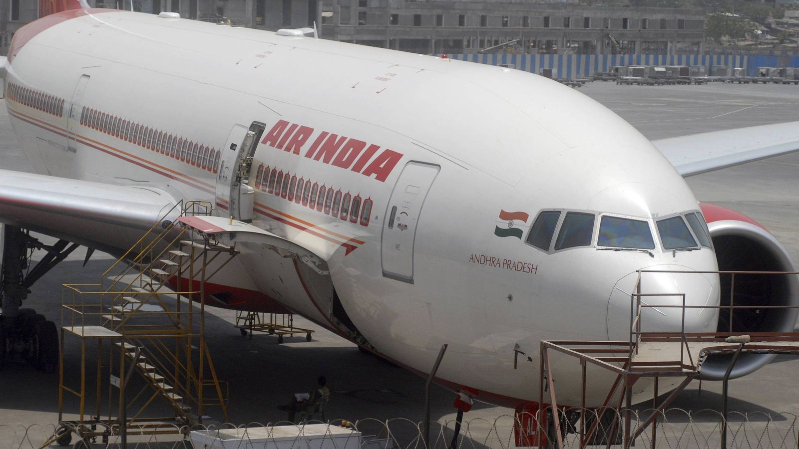 Foto: El avión de Air India estaba parado en la pista (EFE/Divyakant Solanki)