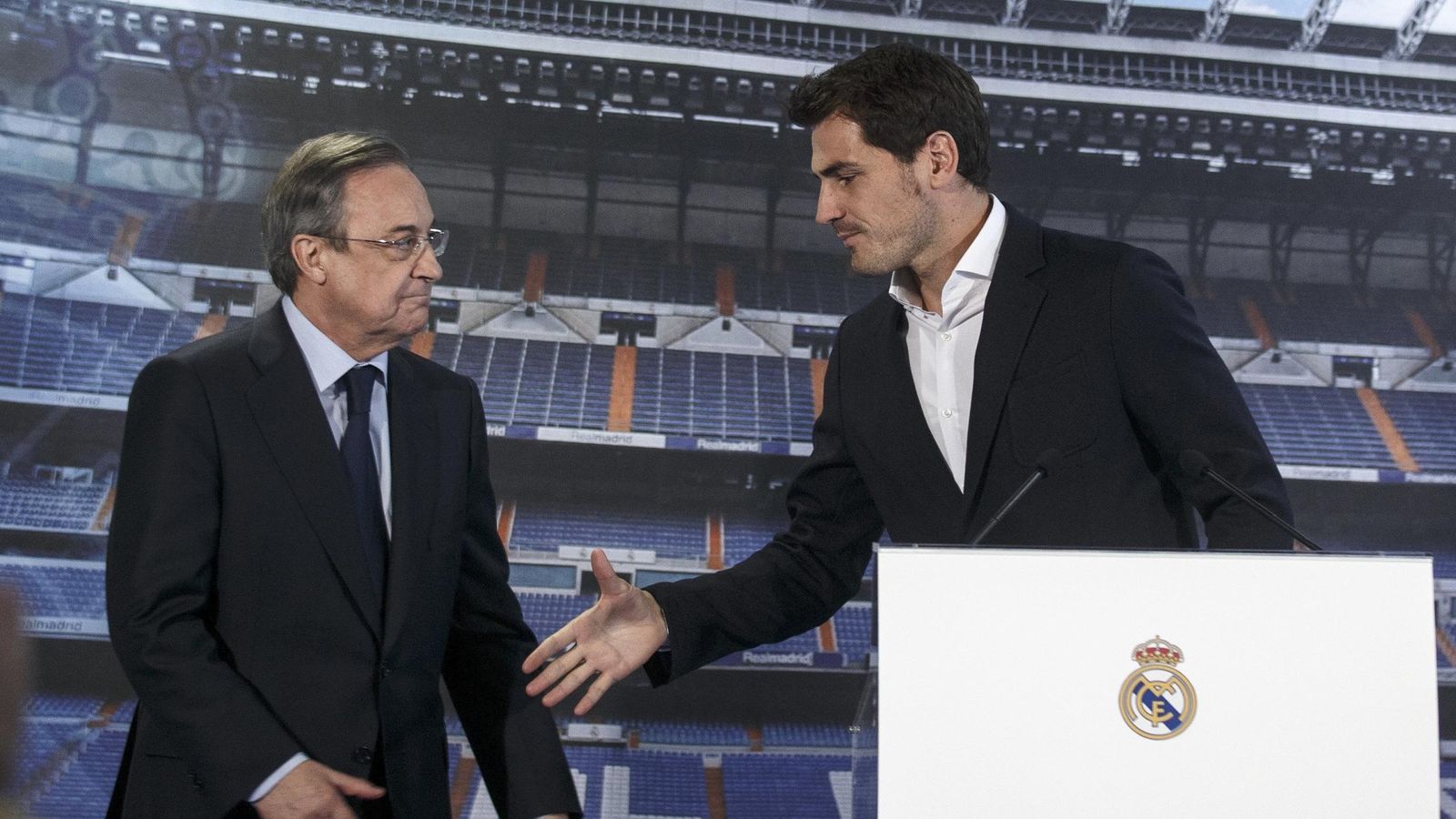 Foto: Casillas ofreciendo su mano a Florentino Pérez. (EFE)