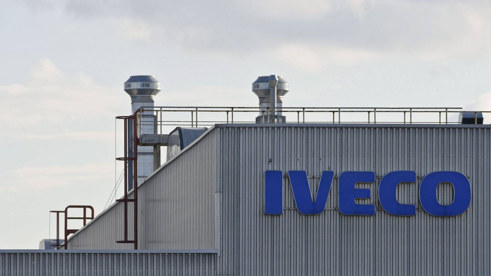 Foto: Imagen de archivo de una fábrica de camiones de Iveco. (EFE)
