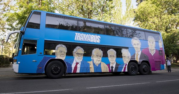 Foto: El 'tramabús' de Podemos, puesto en circulación este 17 de abril por las calles de Madrid. (EFE)