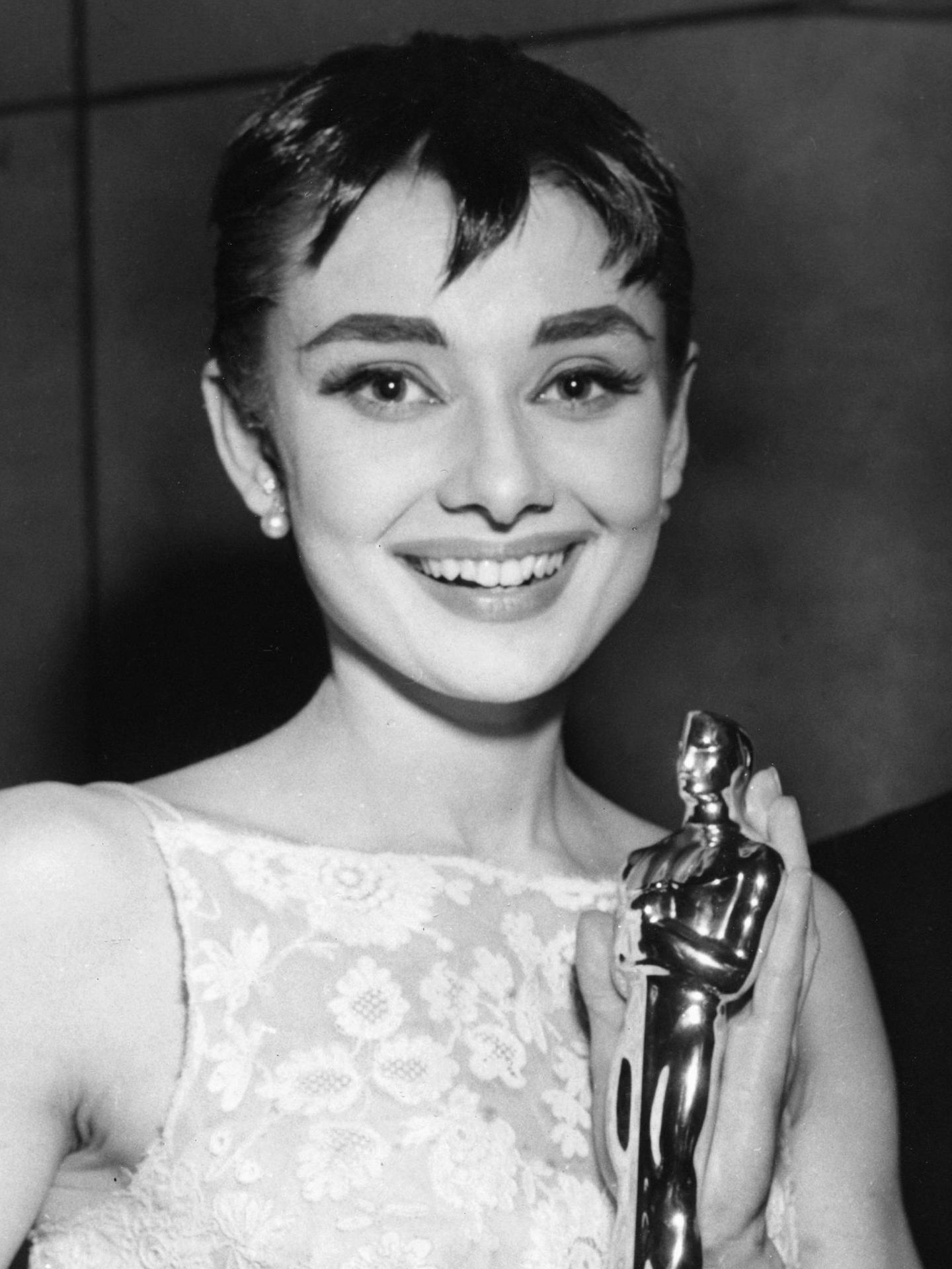 Audrey Hepburn, recogiendo su Oscar por 'Vacaciones en Roma' en 1954. (Cordon Press)