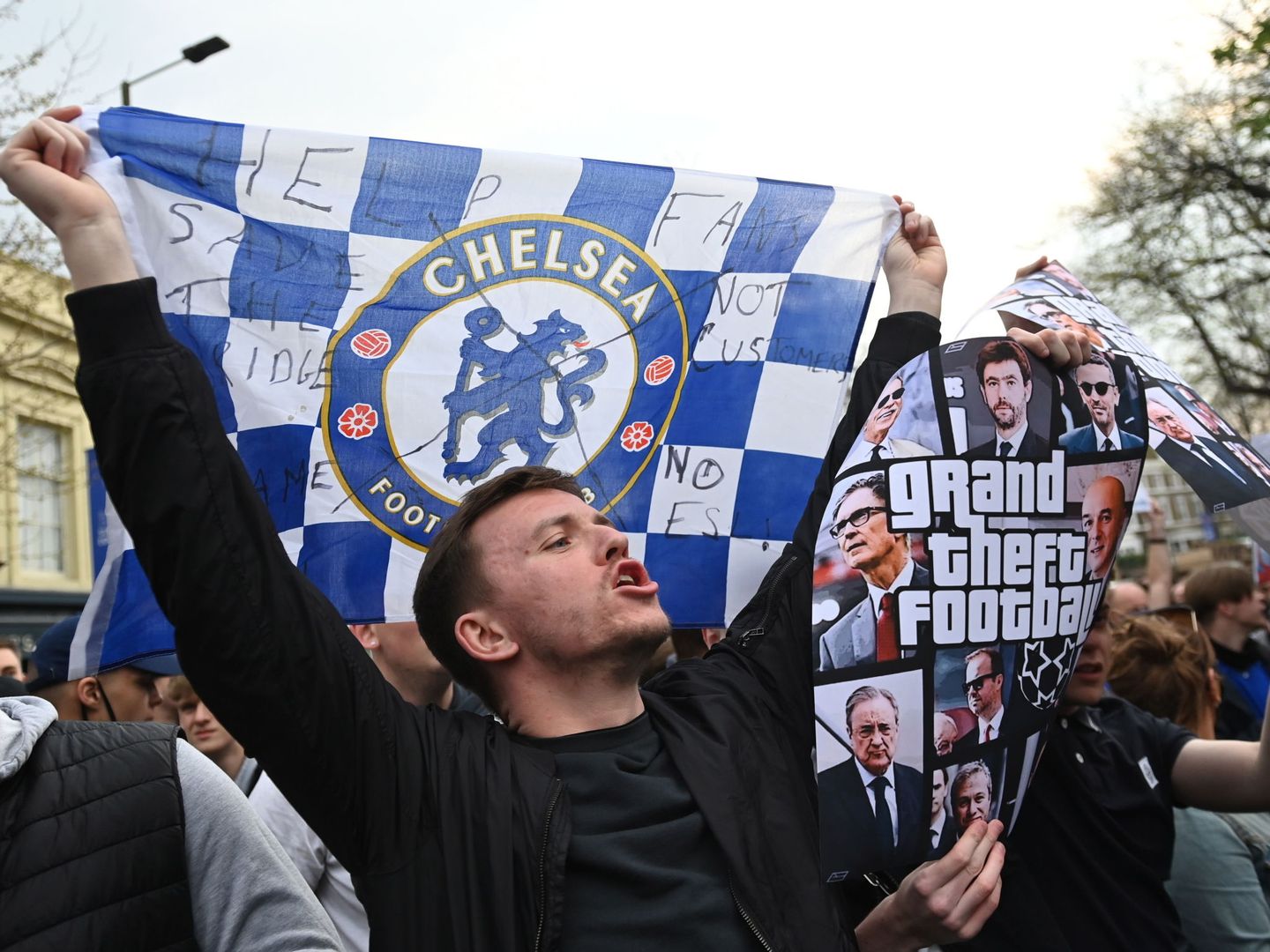 Aficionados del Chelsea protestan en Londres. (EFE)