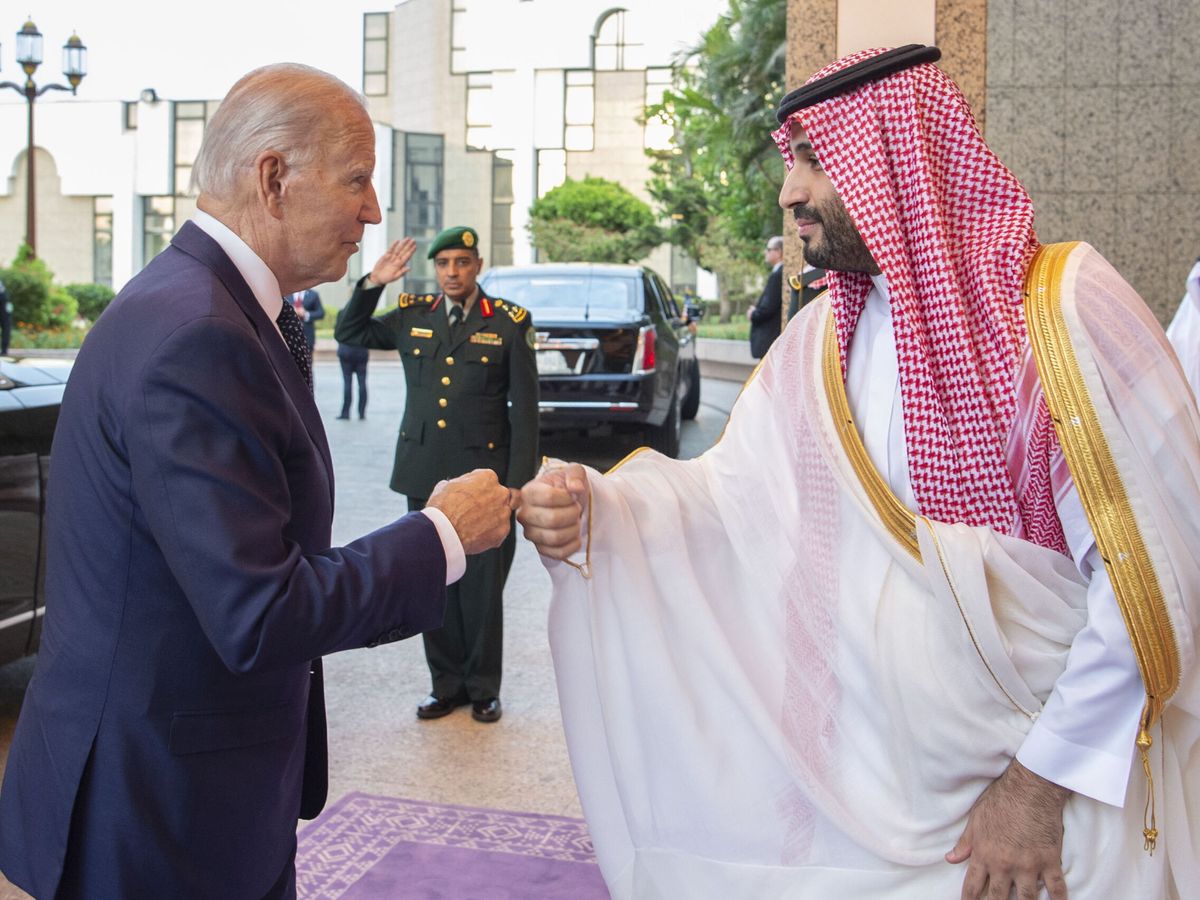 Foto: Biden y Mohammed bin Salman chocan los puños en la visita oficial. (EFE)