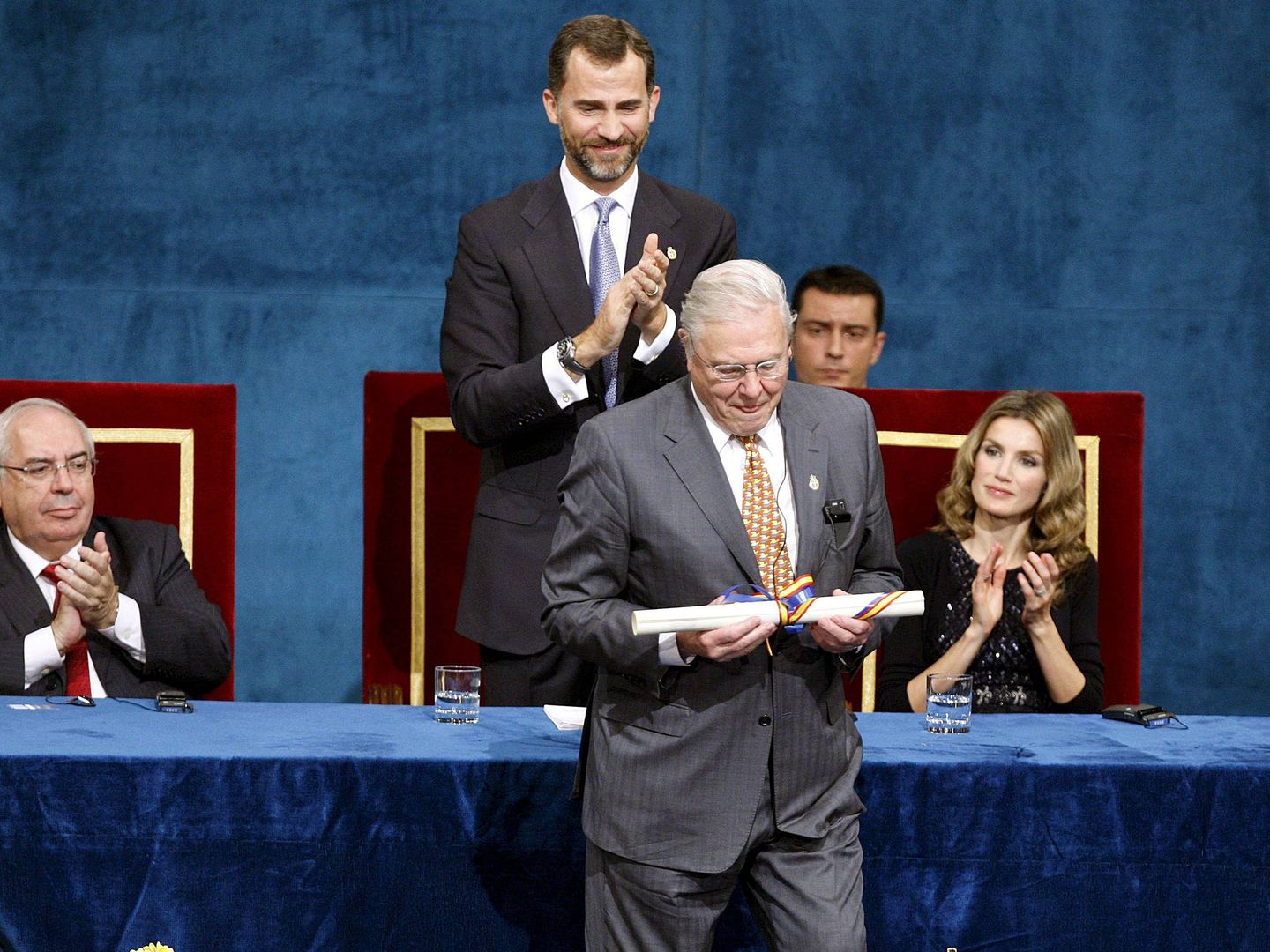 Vicente Álvarez Areces y los reyes Felipe y Letizia en los premios Príncipe de Asturias, con David Attenborough. (EFE)