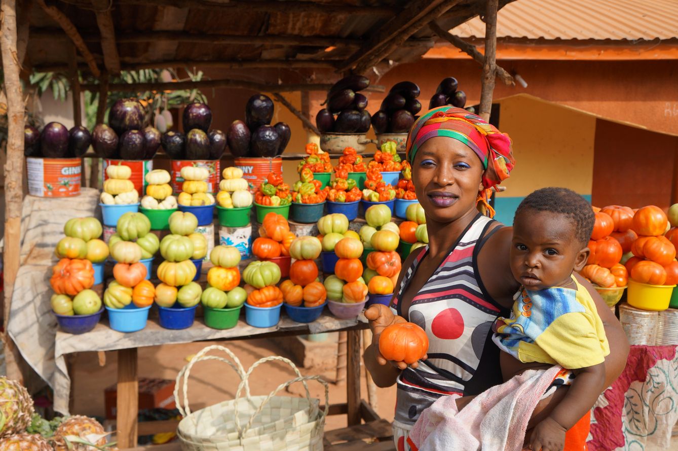 Mujer con su niño en Guinea Conakry (pinche para ver el álbum).