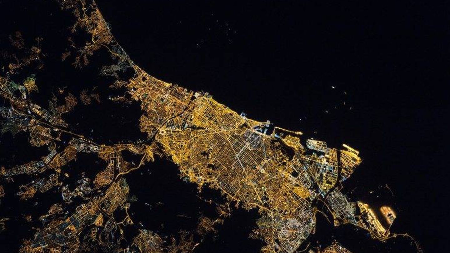 Imagen nocturna de Barcelona desde la Estación Espacial Internacional. Foto: NASA
