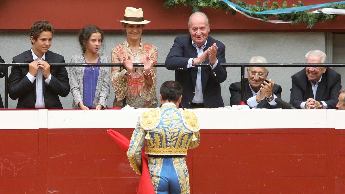 Don Juan Carlos, doña Elena y Froilán, cena en Arzak y tarde de toros en San Sebastián