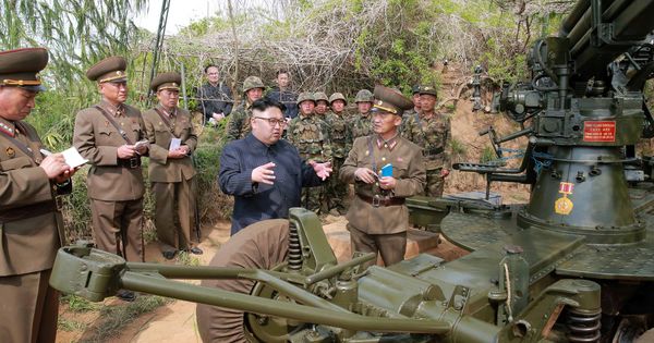 Foto: El presidente norcoreano Kim Jong-un inspecciona las defensas en un islote al suroeste del país, en una imagen publicada por la agencia oficial KCNA el 5 de mayo de 2017. (Reuters)