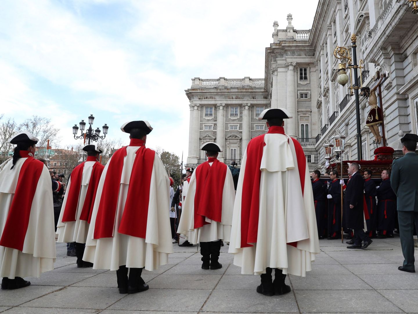 El Cristo de los Alabarderos, saliendo del Palacio Real de Madrid. (EFE)