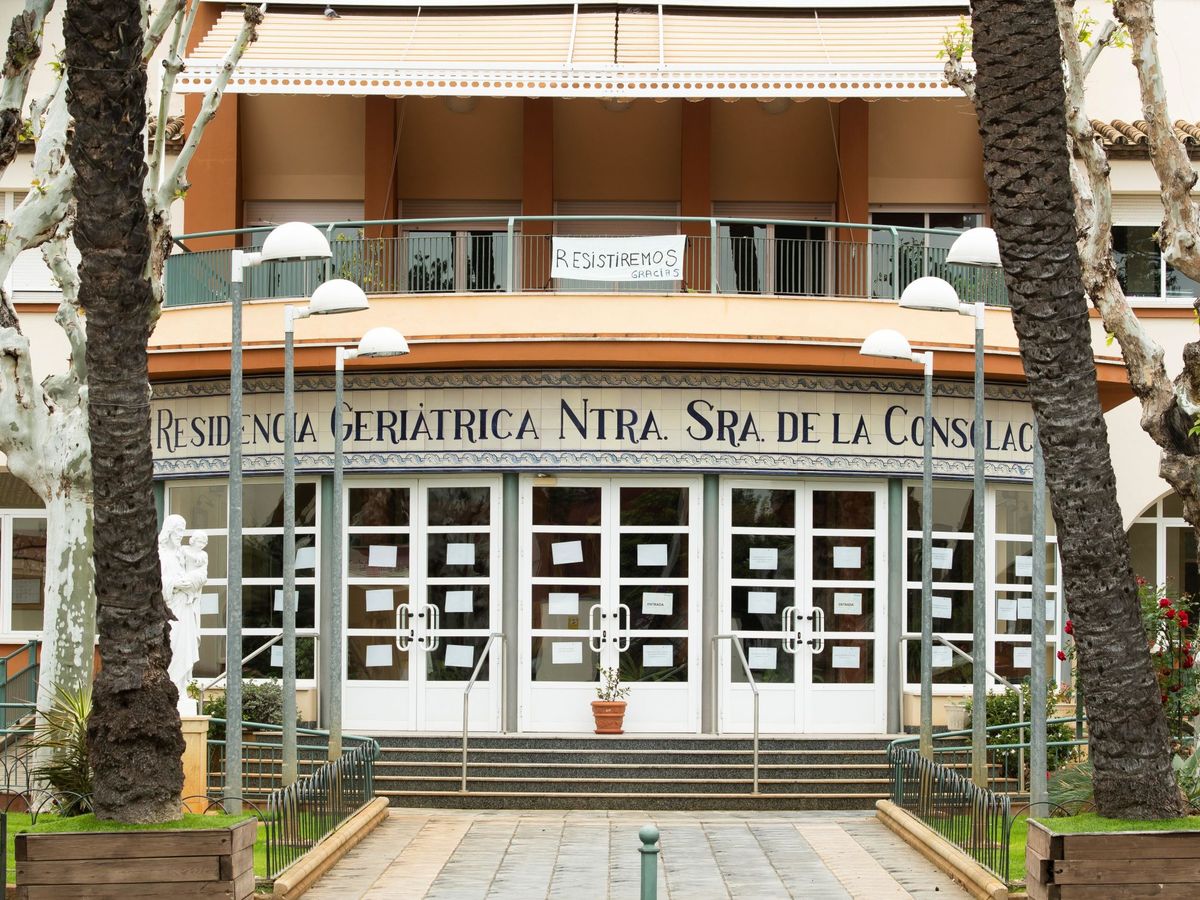 Foto: Una pancarta con el lema "resistiremos" colgada en la entrada principal de una residencia geriátrica en Sevilla. (EFE)